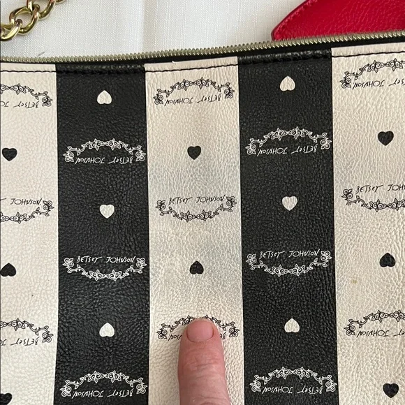 Betsey Johnson Black & White Striped Heart Stud Crossbody - Picture 5 of 10